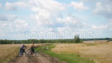 两个朋友骑着自行车在一片麦田间<strong>的乡间小路</strong>上慢悠悠地走着. 1920x1080